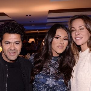 Encouragée par ses parents, elle enchaîne déjà les expériences scéniques depuis plusieurs années.

Nawel Debbouze , son frère Jamel Debbouze, sa femme Mélissa Theuriau à la soirée d'anniversaire de Fouad Ben Kouider (mari de Nawel Debbouze) à Paris, le 2 octobre 2021. 

© Rachid Bellak/Bestimage
