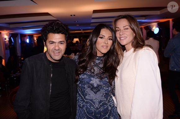 Encouragée par ses parents, elle enchaîne déjà les expériences scéniques depuis plusieurs années.

Nawel Debbouze , son frère Jamel Debbouze, sa femme Mélissa Theuriau à la soirée d'anniversaire de Fouad Ben Kouider (mari de Nawel Debbouze) à Paris, le 2 octobre 2021. 

© Rachid Bellak/Bestimage