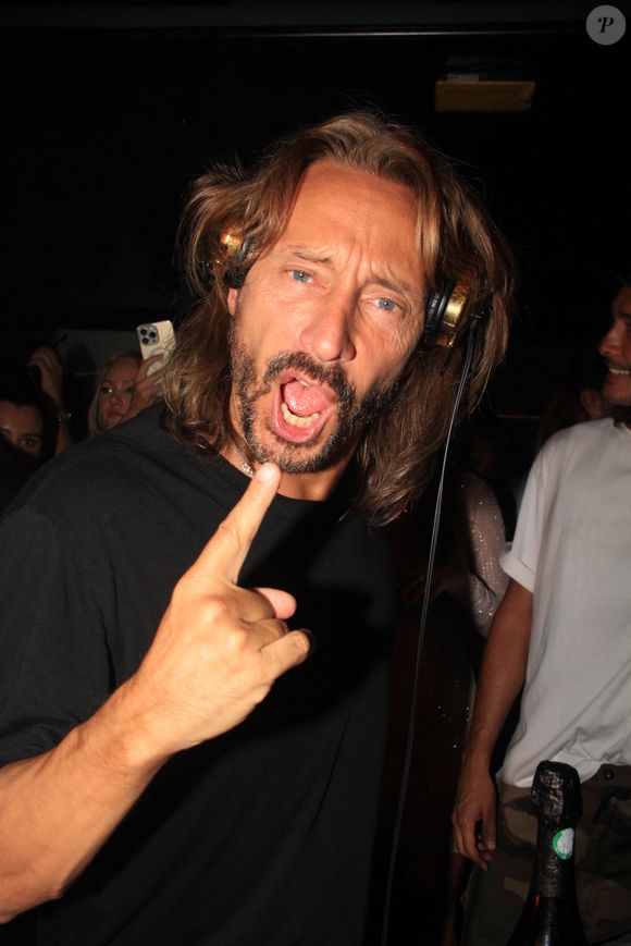 Bob Sinclar mixe aux platines devant ses enfants lors d'une soirée au VIP Room à Saint-Tropez le 26 juillet 2023. © Philippe Baldini/Bestimage