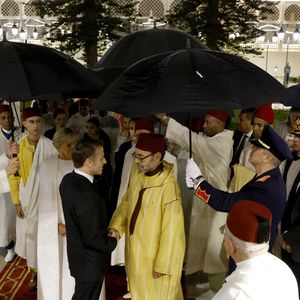 Le président français Emmanuel Macron (C-L) serre la main du roi du Maroc Mohammed VI (C-R) après un dîner d'État au Palais royal de Rabat, le 29 octobre 2024, dans le cadre d'une visite d'État de trois jours du président français au Maroc. © Ludovic Marin/Pool/Bestimage