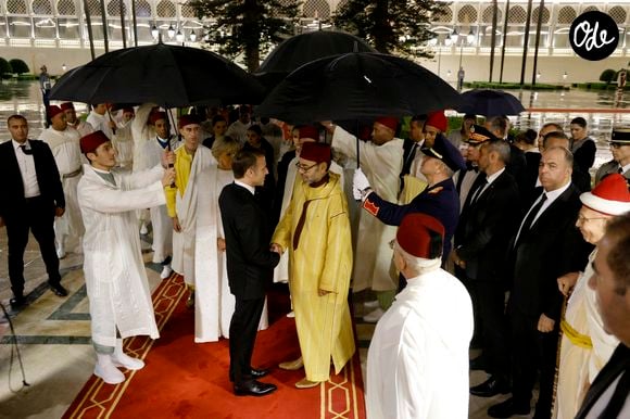 Le président français Emmanuel Macron (C-L) serre la main du roi du Maroc Mohammed VI (C-R) après un dîner d'État au Palais royal de Rabat, le 29 octobre 2024, dans le cadre d'une visite d'État de trois jours du président français au Maroc. © Ludovic Marin/Pool/Bestimage