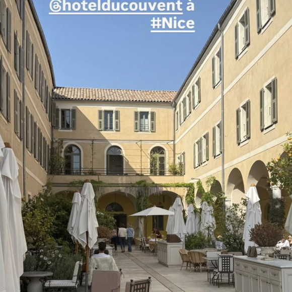 Sur les réseaux, Michèle Laroque est installée à une table qui donne sur la cour intérieure de l'hôtel. En légende, on peut lire : "Séjour de rêve".

Pour ce retour aux sources, l'actrice a séjourné dans un ancien couvent transformé en hôtel de luxe.

Hôtel du couvent à Nice sur Instagram.