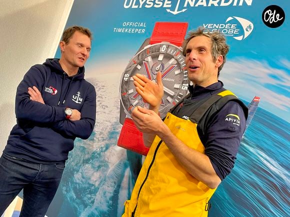 Charlie Dalin reçoit une montre de collection fabriquée à partir de matériaux recyclés par Ulysse Nardin, partenaire du Vendée Globe. © Fabien Faure/Bestimage