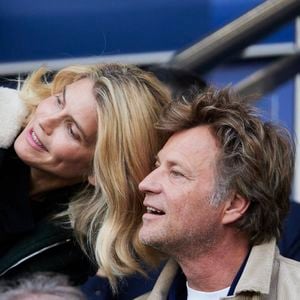 En légende, on peut lire ces quatre mots remplis de tendresse : "Happy birthday my love".

Alice Taglioni et Laurent Delahousse dans les tribunes de la demi-finale retour de Ligue des champions au Parc des Princes à Paris, le 7 mai 2024. 

Photo : Cyril Moreau / Bestimage