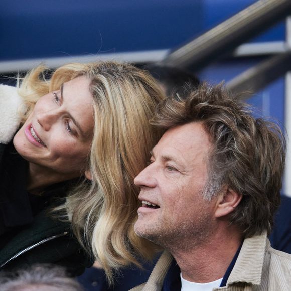 En légende, on peut lire ces quatre mots remplis de tendresse : "Happy birthday my love".

Alice Taglioni et Laurent Delahousse dans les tribunes de la demi-finale retour de Ligue des champions au Parc des Princes à Paris, le 7 mai 2024. 

Photo : Cyril Moreau / Bestimage