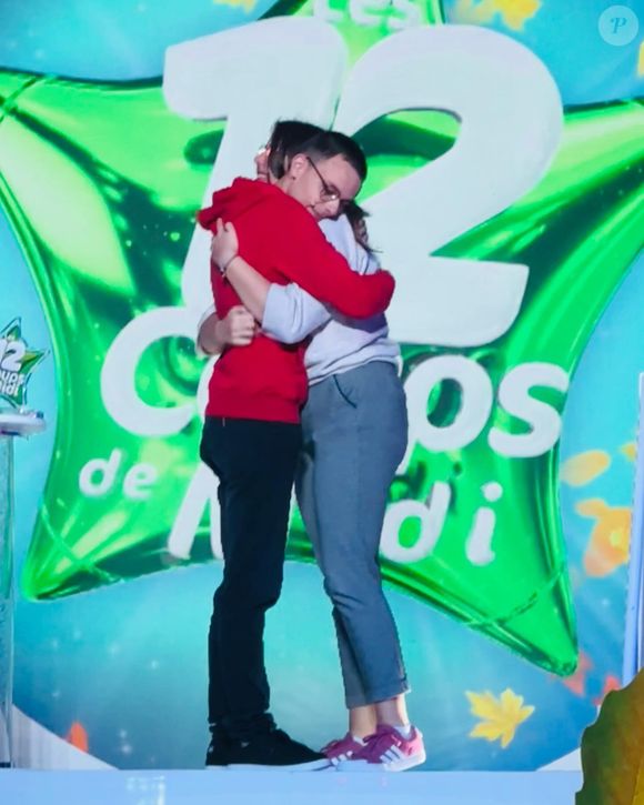 Emilien avec sa compagne Jessica sur le plateau des "12 Coups de midi"