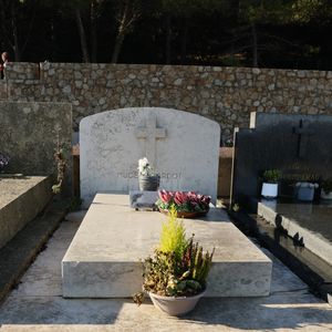 Illustration du caveau familial de la famille Bardot au cimetière de Saint-Tropez le 29 décembre 2025. Son père, Louis Bardot (1896-1975) et sa mère Anne-Marie Mucel (1912-1978).

© Julien Sarkissian / Bestimage