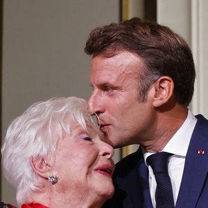 Le président français Emmanuel Macron (à droite) embrasse l'actrice française Line Renaud lors d'une cérémonie d'investiture au palais présidentiel de l'Élysée à Paris le 2 septembre 2022, au cours de laquelle l'actrice chevronnée a reçu la Grand'croix de la Légion d'honneur. - La chanteuse a été récompensée pour ses engagements humanitaires, notamment sa lutte contre le sida. Photo by Ludovic MARIN / pool /ABACAPRESS.COM