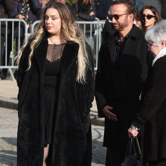 Michel Ferracci et Milla Savarese, la fille d'Emilie Dequenne quittant les funérailles de l'actrice belge Emilie Dequenne au crématorium du cimetière du Père Lachaise à Paris, France, le 26 mars 2025. Emilie Dequenne, qui avait remporté le prix de la meilleure actrice au Festival de Cannes en 1999 pour son premier rôle dans le film Rosetta des Dardenne, est décédée à l'âge de 43 ans des suites d'un cancer rare des glandes surrénales. Photo par Jerome Domine/ABACAPRESS.COM