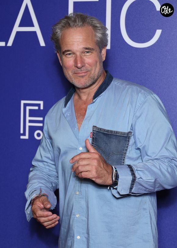 Fabrice Deville sur le tapis rouge lors de la 28ème édition du festival de la Fiction à la Rochelle le 17 septembre 2026. © Denis Guignebourg / Bestimage