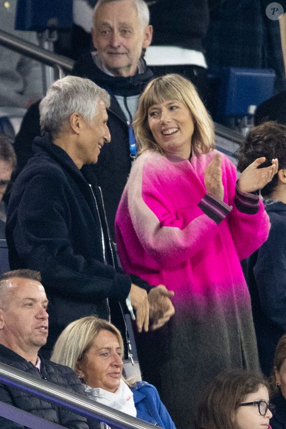 Elle explique : "Je vais là où le vent me mène ! La tournée est très dense mais concentrée, ce qui me permet de la faire. Nagui a eu l’extrême gentillesse de caler les tournages de NOPLP pendant mes jours off."

Nagui et Melanie Page dans les tribunes du match de football de qualification pour la coupe du monde 2026 opposant la France à Azerbaïdjan (3-0) au Parc des Princes à Paris, France, le 10 octobre 2025. © Cyril Moreau/Bestimage