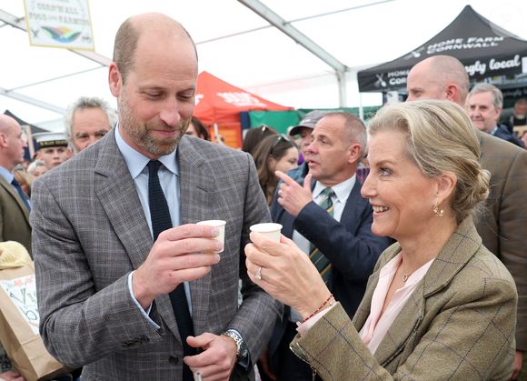 Le prince William et Sophie Rhys-Jones - Le Prince de Galles, connu sous le nom de Duc de Cornouailles lorsqu'il est en Cornouailles, et la Duchesse d'Edimbourg, essaient le Gin local alors qu'ils assistent au Royal Cornwall Show au Royal Cornwall Showground, Whitecross, Wadebridge, Angleterre, Royaume-Uni, le 6 juin 2025. Photo by Chris Jackson/PA Wire/ABACAPRESS.COM