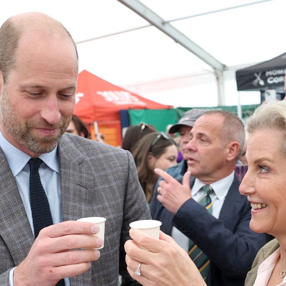 Le prince William et Sophie Rhys-Jones - Le Prince de Galles, connu sous le nom de Duc de Cornouailles lorsqu'il est en Cornouailles, et la Duchesse d'Edimbourg, essaient le Gin local alors qu'ils assistent au Royal Cornwall Show au Royal Cornwall Showground, Whitecross, Wadebridge, Angleterre, Royaume-Uni, le 6 juin 2025. Photo by Chris Jackson/PA Wire/ABACAPRESS.COM