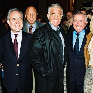 Jean-Claude Camus écrit que que Johnny Hallyday n'avait "pas tous ses esprits" lors de ce dîner de VIP.

Johnny Hallyday, Jean Tiberi, Jean-Paul Belmondo, François Pinault, Natty Belmondo, Robert Hossein lors du vernissage de l'exposition des oeuvres de Paul Belmondo "Le Dessin pour Passion" au Petit Palais à Paris, le 20 novembre 2000. JLPPA / Bestimage