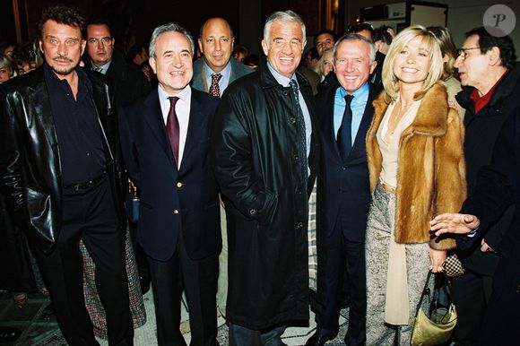 Jean-Claude Camus écrit que que Johnny Hallyday n'avait "pas tous ses esprits" lors de ce dîner de VIP.

Johnny Hallyday, Jean Tiberi, Jean-Paul Belmondo, François Pinault, Natty Belmondo, Robert Hossein lors du vernissage de l'exposition des oeuvres de Paul Belmondo "Le Dessin pour Passion" au Petit Palais à Paris, le 20 novembre 2000. JLPPA / Bestimage