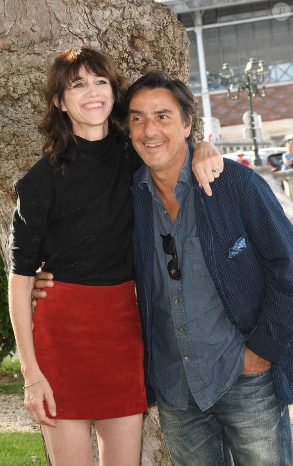 Charlotte Gainsbourg et son compagnon Yvan Attal lors de la 12ème édition du festival du Film Francophone d'Angoulême, France, le 20 août 2019. © Coadic Guirec/Bestimage