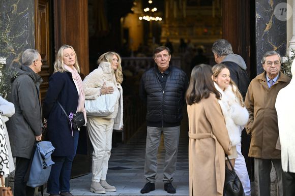 Jean-Pierre Foucault et son épouse Evelyne Jarre lors de la cérémonie d'enterrement de la présentatrice de télévision Evelyne Leclercq à la cathédrale Sainte-Réparate de Nice, France, le 13 janvier 2026. Elle est décédée le 30 décembre 2025 (à l'âge de 74 ans) à Grasse. Photo par Laurent Coust/ABACAPRESS.COM