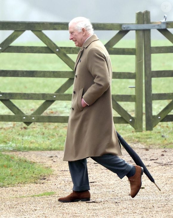 Le roi Charles III assiste à l'office du dimanche matin dirigé par le révérend chanoine Paul Williams à l'église St. Mary Magdalene à Sandringham. PUBLICATIONxNOTxINxUK