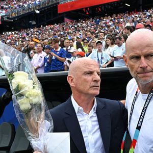 Guy Stéphan a remplacé Didier Deschamps sur le banc des Bleus le temps que le sélectionneur rejoigne la France pour les obsèques de sa mère.

Guy Stephan, entraîneur adjoint de l'équipe de France, rend hommage à la mère de Didier Deschamps, sélectionneur de l'équipe de France, décédée pendant la Coupe du monde de la FIFA 2026, lors du match du groupe I'opposant la Norvège à la France au Gillette Stadium, le 26 juin 2026 à Foxborough, aux États-Unis. 

Photo de Baptiste Fernandez/Icon Sport/ABACAPRESS.COM
