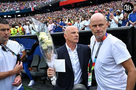 Guy Stéphan a remplacé Didier Deschamps sur le banc des Bleus le temps que le sélectionneur rejoigne la France pour les obsèques de sa mère.

Guy Stephan, entraîneur adjoint de l'équipe de France, rend hommage à la mère de Didier Deschamps, sélectionneur de l'équipe de France, décédée pendant la Coupe du monde de la FIFA 2026, lors du match du groupe I'opposant la Norvège à la France au Gillette Stadium, le 26 juin 2026 à Foxborough, aux États-Unis. 

Photo de Baptiste Fernandez/Icon Sport/ABACAPRESS.COM