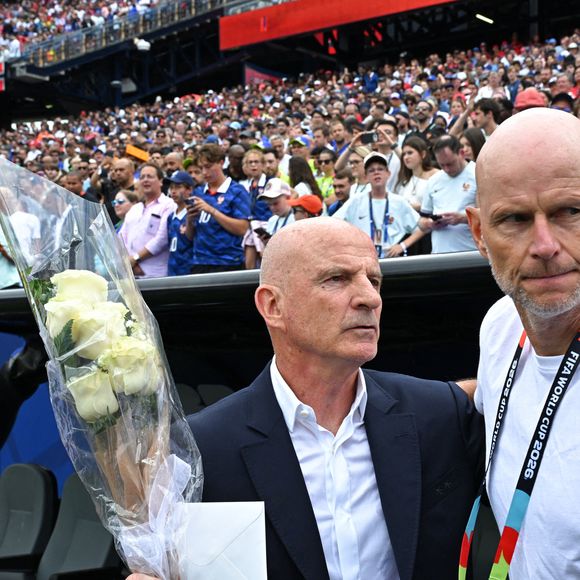 Guy Stéphan a remplacé Didier Deschamps sur le banc des Bleus le temps que le sélectionneur rejoigne la France pour les obsèques de sa mère.

Guy Stephan, entraîneur adjoint de l'équipe de France, rend hommage à la mère de Didier Deschamps, sélectionneur de l'équipe de France, décédée pendant la Coupe du monde de la FIFA 2026, lors du match du groupe I'opposant la Norvège à la France au Gillette Stadium, le 26 juin 2026 à Foxborough, aux États-Unis. 

Photo de Baptiste Fernandez/Icon Sport/ABACAPRESS.COM