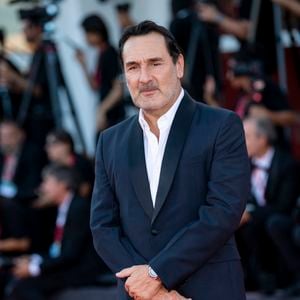 L'heureux papa d'Ava et Jules a avoué avoir un véritable coup de cœur pour la brasserie "Le Flore en l'île", située dans le IVe arrondissement.

Gilles Lellouche (habillé en Prada, montre Audemars Piguet) lors de la cérémonie de clôture du 82ème Festival International du Film de Venise (La Mostra), Italie, le 6 septembre 2025. © SGP/Bestimage