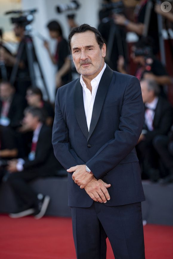 L'heureux papa d'Ava et Jules a avoué avoir un véritable coup de cœur pour la brasserie "Le Flore en l'île", située dans le IVe arrondissement.

Gilles Lellouche (habillé en Prada, montre Audemars Piguet) lors de la cérémonie de clôture du 82ème Festival International du Film de Venise (La Mostra), Italie, le 6 septembre 2025. © SGP/Bestimage