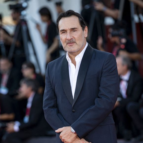 L'heureux papa d'Ava et Jules a avoué avoir un véritable coup de cœur pour la brasserie "Le Flore en l'île", située dans le IVe arrondissement.

Gilles Lellouche (habillé en Prada, montre Audemars Piguet) lors de la cérémonie de clôture du 82ème Festival International du Film de Venise (La Mostra), Italie, le 6 septembre 2025. © SGP/Bestimage