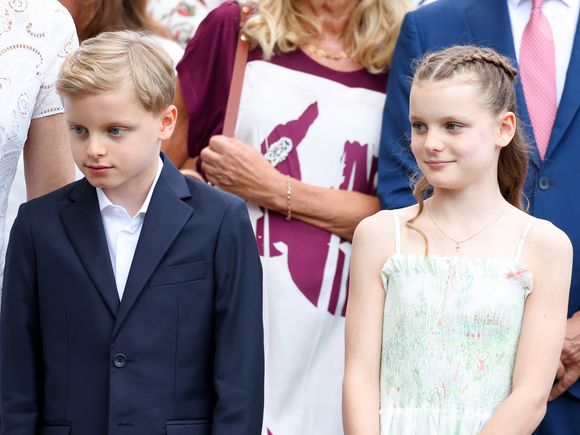 Les jumeaux font davantage d'apparitions publiques, pour le plus grand bonheur des monégasques.

Prince Jacques (Le prince Jacques de Monaco, marquis des Baux) et S.A.S. La princesse Gabriella (La princesse Gabriella de Monaco, comtesse de Carladès) assiste au traditionnel « Pique-nique des Monégasques » (U Cavagnetu) au Parc Princesse Antoinette, à Monaco. © Claudia Albuquerque/Bestimage