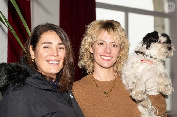 L'actrice française Lola Dewaere (G) et l'actrice française Sara Mortensen (et son chien Lily) de la fiction télévisée Astrid et Raphaëlle posent lors d'un photocall au Festival TV de Luchon à Bagnere de Luchon, dans le sud-ouest de la France, le 11 février 2022. Photo de Daniel Derajinski / ABACAPRESS.COM