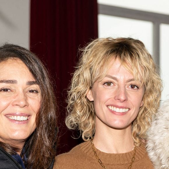 L'actrice française Lola Dewaere (G) et l'actrice française Sara Mortensen (et son chien Lily) de la fiction télévisée Astrid et Raphaëlle posent lors d'un photocall au Festival TV de Luchon à Bagnere de Luchon, dans le sud-ouest de la France, le 11 février 2022. Photo de Daniel Derajinski / ABACAPRESS.COM