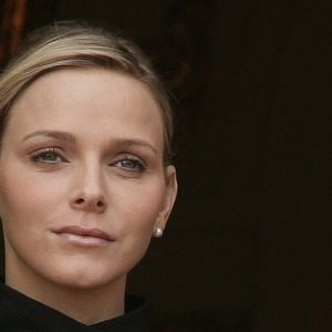 La native de Rhodésie, actuel Zimbabwe, fille d'un ancien rugbyman et d'une plongeuse de compétition, a ça dans le sang. 


Prince Albert II de Monaco et Charlene à Monaco, en janvier 2011 JUNIOR / BESTIMAGE