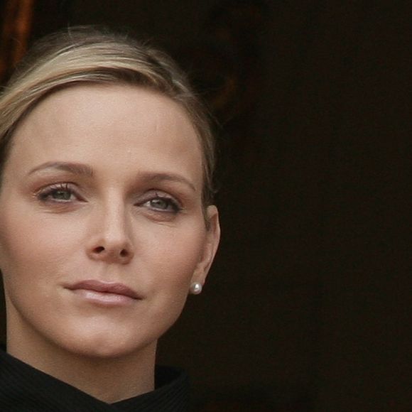 La native de Rhodésie, actuel Zimbabwe, fille d'un ancien rugbyman et d'une plongeuse de compétition, a ça dans le sang. 


Prince Albert II de Monaco et Charlene à Monaco, en janvier 2011 JUNIOR / BESTIMAGE