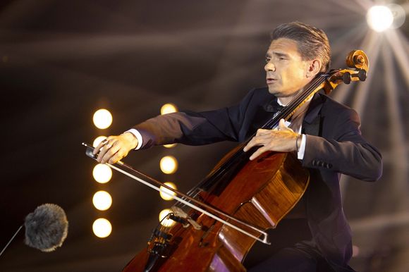 Gautier Capuçon - 13ème édition du Concert de Paris aux pieds de la Tour Eiffel à l'occasion de la fête nationale du 14 juillet proposé par Radio France, France Télévisions, la Ville de Paris, et Électron Libre Productions. © Perusseau / Clovis / Bestimage