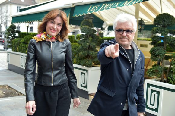 "J’ai divorcé, il s’est séparé, et depuis je le colle du matin au soir et du soir au matin !", a ensuite ajouté la femme de Marc Cerrone

Marc Cerrone et sa femme Jill - Marc Cerrone expose ses peintures au café-restaurant "Les Deux Magots" à Paris le 12 mars 2018. © Giancarlo Gorassini/Bestimage
