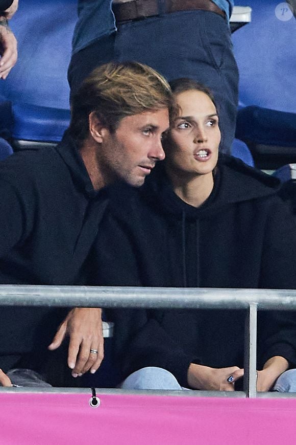 Le couple est aujourd'hui pacsé.

Camille Lou et son compagnon Romain Laulhé dans les tribunes du match de Coupe du monde de rugby opposant l'Irlande à l'Ecosse (36-14) au stade de France à Saint-Denis, proche Paris, Seine Saint-Denis, France, le 7 octobre 2023. © Jacovides-Moreau/Bestimage