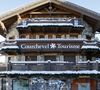 Le bien de 1 800 m², situé au cœur du très prisé Jardin Alpin, a explosé tous les plafonds. Le prix au mètre carré atteint le chiffre astronomique de 83 333 euros, selon CFNews Immo. 

Exclusif - Installation des sculptures de Richard Orlinski dans la station de ski de Courchevel le 2 décembre 2015. 

©BestImage
