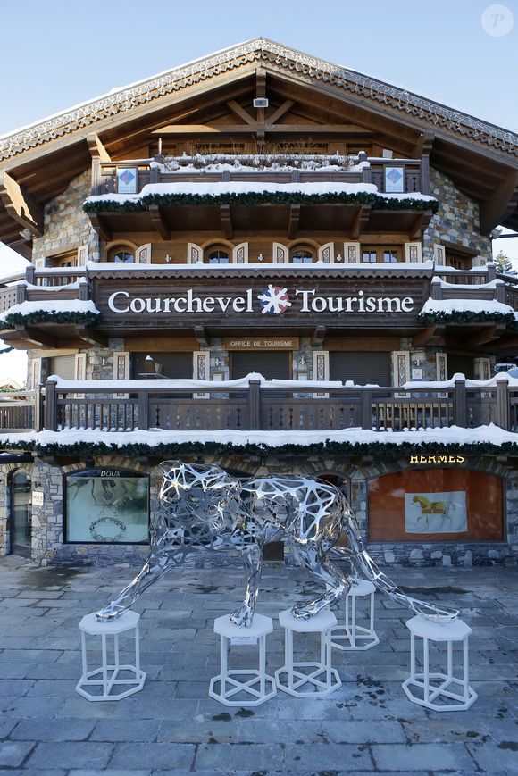 Le bien de 1 800 m², situé au cœur du très prisé Jardin Alpin, a explosé tous les plafonds. Le prix au mètre carré atteint le chiffre astronomique de 83 333 euros, selon CFNews Immo. 

Exclusif - Installation des sculptures de Richard Orlinski dans la station de ski de Courchevel le 2 décembre 2015. 

©BestImage