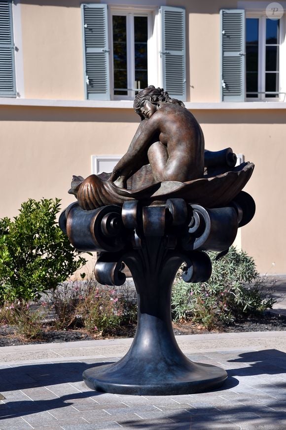 Une vue de la statue de Brigitte Bardot place Blanqui à Saint Tropez, le 6 octobre 2017, qui a été offerte pour les 83 ans de l'actrice. 
Ce bronze s'inspire d'une  aquarelle du maître italien de la bande-dessinée érotique Milo Manara, représentant la star, du temps où ses courbes sensuelles faisaient vibrer le public du film «Et Dieu... créa la femme» (1956).
La statue fait face au musée de la gendarmerie et du cinéma, ouvert en 2016. Elle est offerte par le commissaire-priseur Alexandre Millon, elle fait 700 kg et 2,5 mètres de haut. © Bruno Bebert/Bestimage