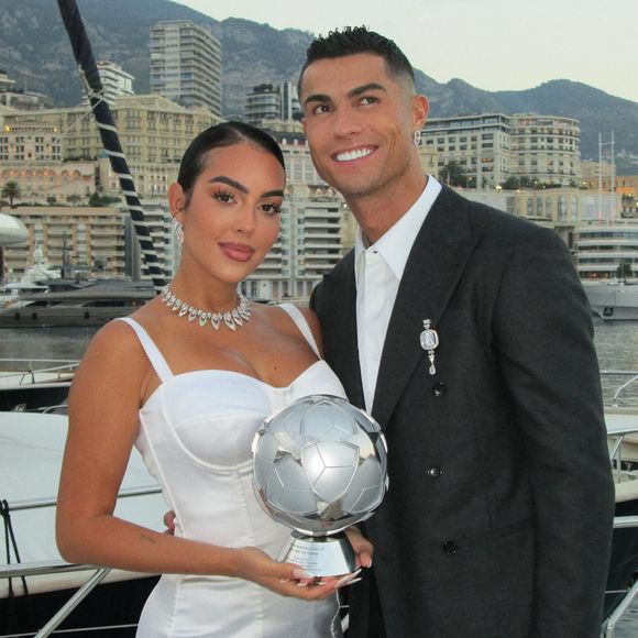 Profitant des projecteurs de la Coupe du monde, l'actualité se tourne vers la nouvelle et gigantesque propriété portugaise de Cristiano Ronaldo et Georgina Rodriguez.

Cristiano Ronaldo et Georgina Rodriguez, Instagram