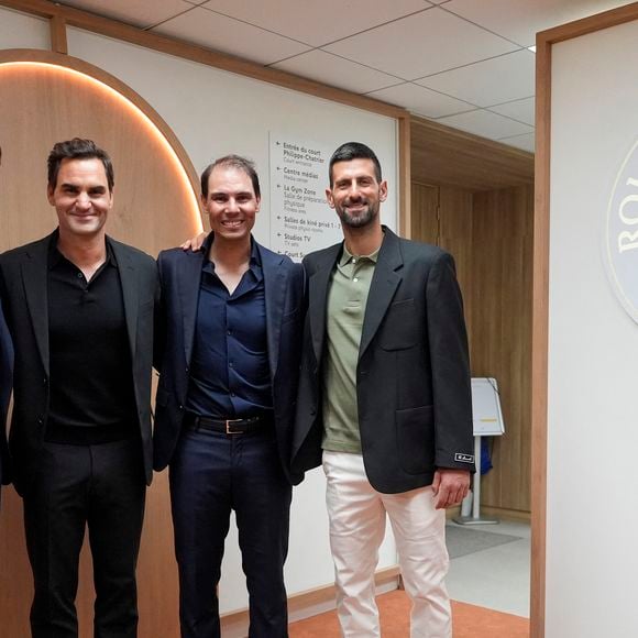 Sur la vidéo, Rafael Junior tape dans la main d’Andy Murray, puis de Novak Djokovic avant de terminer avec Roger Federer

Andy Murray, Roger Federer, Rafael Nadal et Novak Djokovic - Hommage à Rafael Nadal lors des Internationaux de France de Tennis de Roland Garros 2025, sur le court Philippe-Chatrier au Complexe Roland-Garros à Paris, France, le 25 mai 2025. © Nicolas Gouhier/Pool FFT/Bestimage