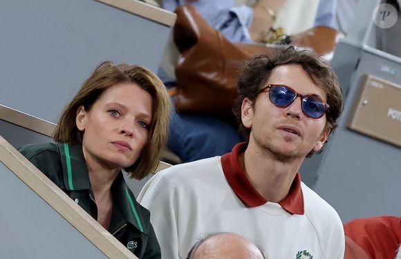Lundi 25 août 2025, Raphaël a publié une très rare photo de leur petit dernier sur Instagram

Mélanie Thierry et son compagnon le chanteur Raphaël dans les tribunes lors des Internationaux de France de Tennis de Roland Garros 2025, à Paris, France, le 4 juin 2025. © Jacovides-Moreau/Bestimage