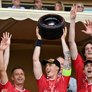 L'équipe monégasque a largement dominé la Nazionale Piloti (6-2), un succès célébré par Louis Ducruet et sa femme sur le terrain.
Louis Ducruet (président des Barbagiuans), le capitaine des Barbagiuans, entouré par son équipe, lors du match de football caritatif au stade Louis II de Monaco opposant les Barbagiuans aux pilotes de l'équipe Nazionale Piloti dans le cadre de la "Racing Stars Football Cup" le 3 juin 2026.
© Bruno Bebert / Bestimage