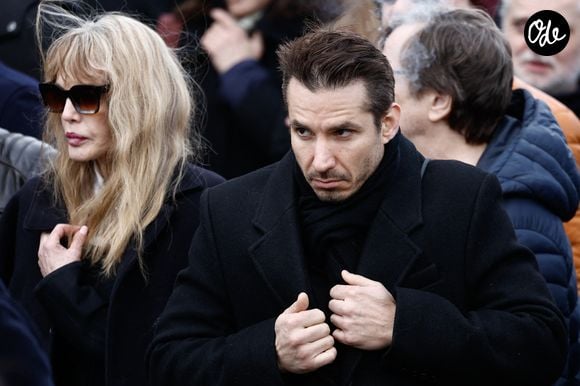 Il évoque régulièrement son ancien combat contre l’alcoolisme avec transparence.

Arielle Dombasle, Jérémy Ferrari - Sorties des obsèques d’Isabelle Mergault à la Coupole du Père-Lachaise à Paris le 30 mars 2026. © Cyril Moreau - Dominique Jacovides / Bestimage