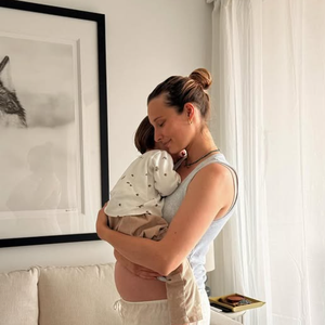 Ilona Smet, enceinte, avec son premier fils dans les bras.