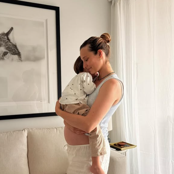 Ilona Smet, enceinte, avec son premier fils dans les bras.