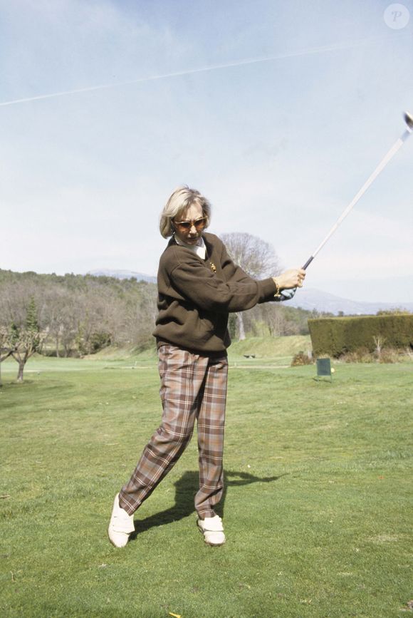 Archives -En France, dans le Midi, Maryse Masiera la 1ère femme de Joe Dassin, jouant au golf le 4 mars 1994.  
Michel MARIZY via Bestimage