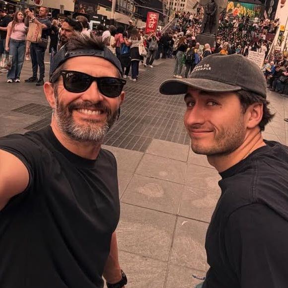 Gambas, turbot, côte de bœuf, anchois... Tout pour se régaler. 
En légende d'un cliché complice en plein cœur de Manhattan, l'ancien défenseur des Bleus n'a pas caché son émotion : "9 ans maintenant que tu traces ton chemin dans cette ville avec réussite, passion et ténacité. Fier." Instagram