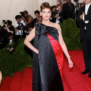 Linda Evangelista - Soirée Costume Institute Gala 2015 (Met Ball) au Metropolitan Museum célébrant l’ouverture de Chine: à travers le miroir à New York, le 4 mai 2015. ©Bestimage