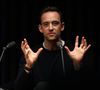 Pour "Magic Maman" ce mois-ci, Joël Diker a révélé que son épouse lui a sommé d'abandonner une mauvaises habitude liée à son travail : "Je ne travaille jamais de chez moi, ou quand les enfants sont là. Jusqu'à l'année passée, je me levais à 4h du matin pour écrire, mais j'ai arrêté parce que j'étais trop fatigué".

Exclusif - Joël Dicker échange avec ses lecteurs à l'occasion de la sortie de son livre Animal Sauvage au centre de conférence "La Station Ausone - Librairie Mollat" à Bordeaux, le 29 février 2024. © Jean-Marc Lhomer / Bestimage